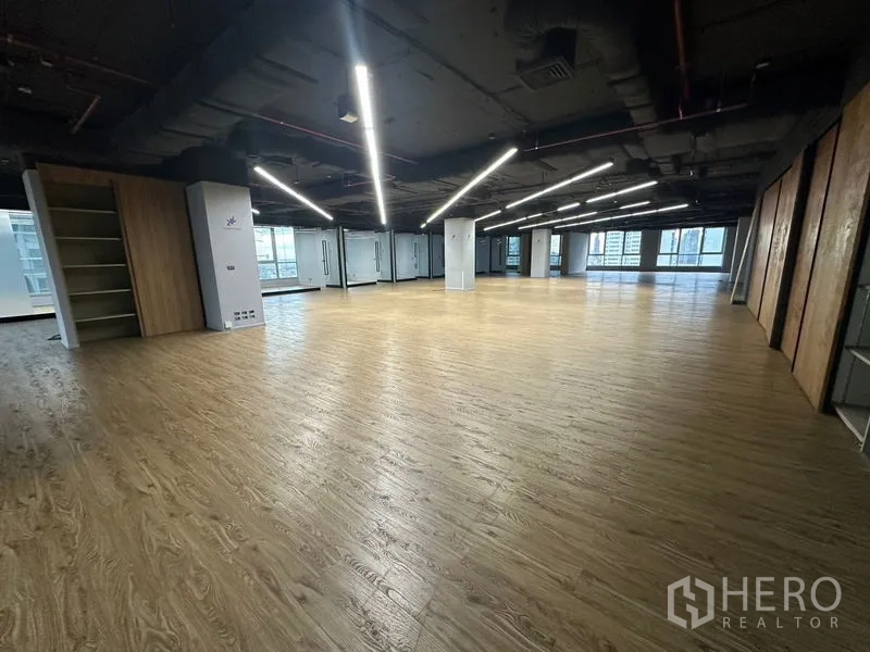 办公空间 出租在Bang Rak, Bangkok - 开放式楼层，木地板、长灯带与置物柜
