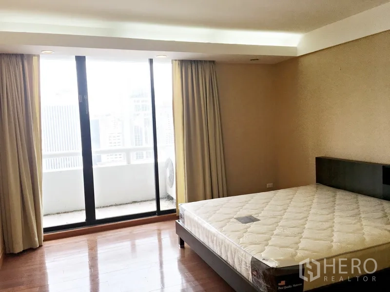 公寓 出租在Pathum Wan, Bangkok - 宽敞卧室，推拉门通向阳台，采光充足。
