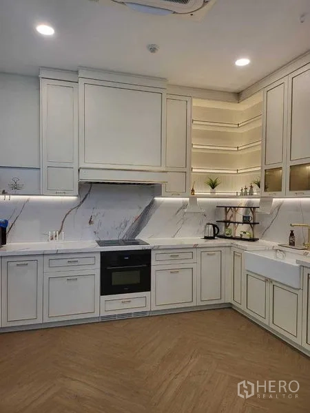 Detached House for rent in Saphan Sung, Bangkok - U-shaped kitchen with Shaker cabinets, marble backsplash and built-in oven.