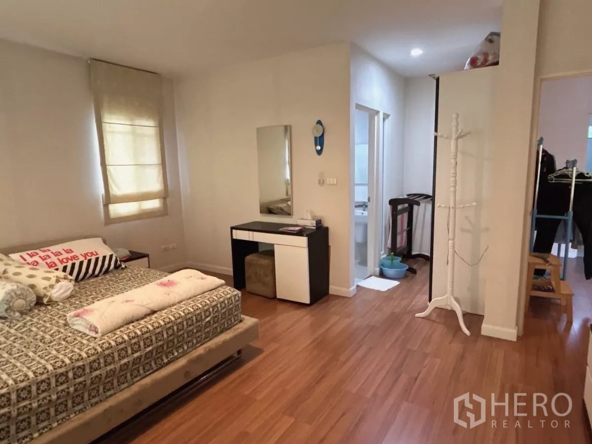 Detached House for sale in Bang Kapi, Bangkok - Master suite view toward vanity and doorway to the ensuite area.