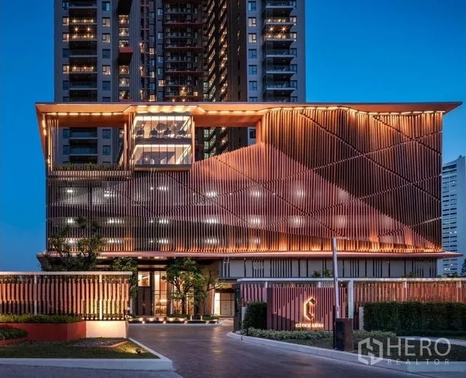 คอนโด ให้เช่าในWatthana, Bangkok - ภายนอกอาคารคอนโดทันสมัยยามเย็น ไฟสวยงาม