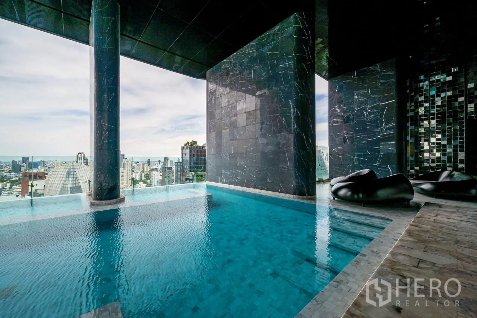 Condominium for rent in Watthana, Bangkok - Another corner of the infinity pool with skyline backdrop.