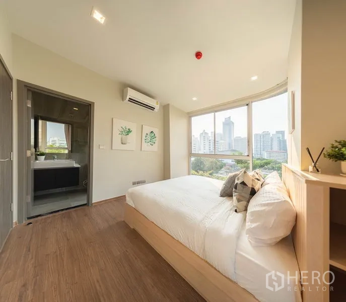 คอนโด ให้เช่าหรือขายในWatthana, Bangkok - ห้องนอนมาสเตอร์มีหน้าต่างมุมบานใหญ่ เห็นวิวเมือง และทางเข้าห้องน้ำในตัว