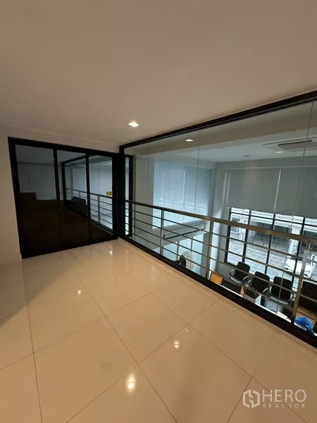 สำนักงานที่บ้าน ให้เช่า - โถงชั้นลอยกั้นกระจก มีราวกันตก มองเห็นห้องประชุม