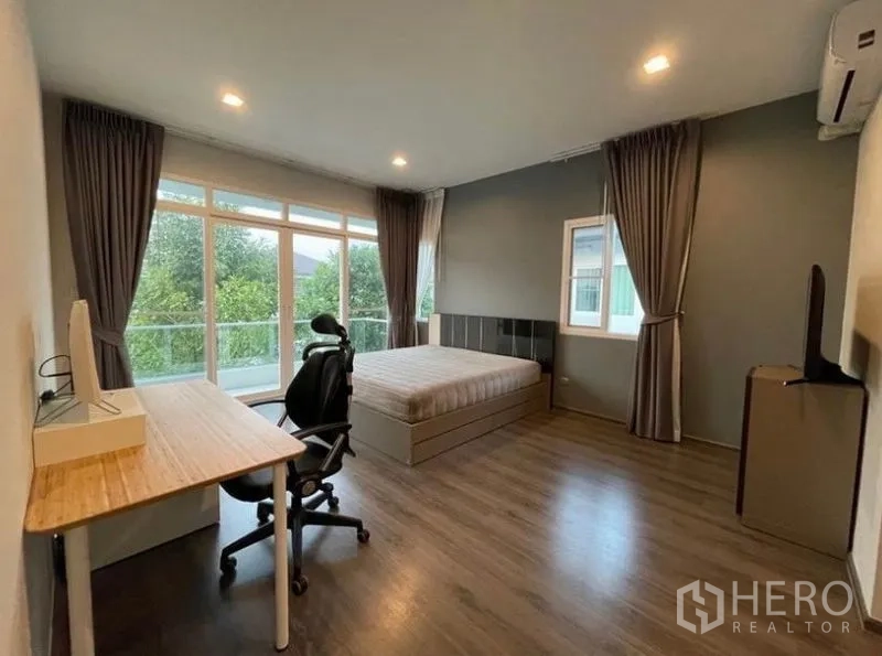 Detached House for rent in Lat Krabang, Bangkok - Spacious master bedroom with desk, chair, large windows and balcony access