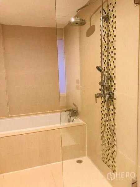 店屋 出租在Watthana, Bangkok - 雨淋花洒与嵌入式浴缸相邻，配马赛克装饰条