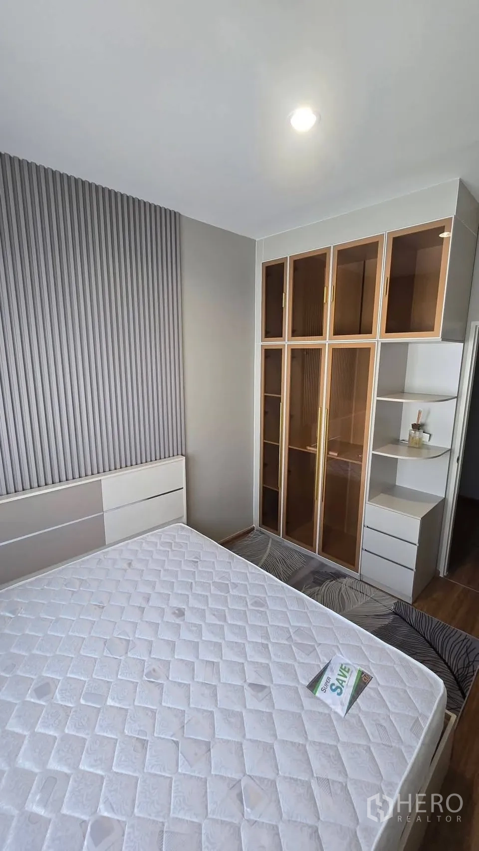 ทาวน์เฮาส์ for rent in Bang Phli, Samut Prakan - ตู้เสื้อผ้าบิวท์อินบานกระจก พร้อมชั้นวางด้านข้าง