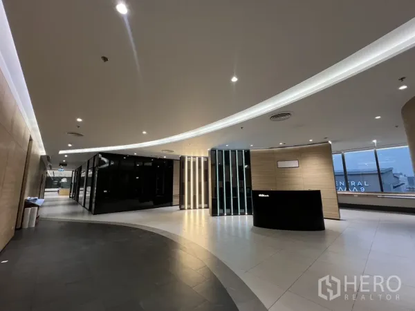 สำนักงาน ให้เช่าในHuai Khwang, Bangkok - โถงต้อนรับทรงโค้ง ไฟตกแต่ง เคาน์เตอร์รับแขก และห้องประชุมกระจกดำ มองเห็นวิวเมือง