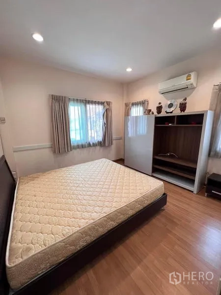 Detached House for rent - Master bedroom with double bed, wood floors, two windows and wall-mounted air-conditioner.