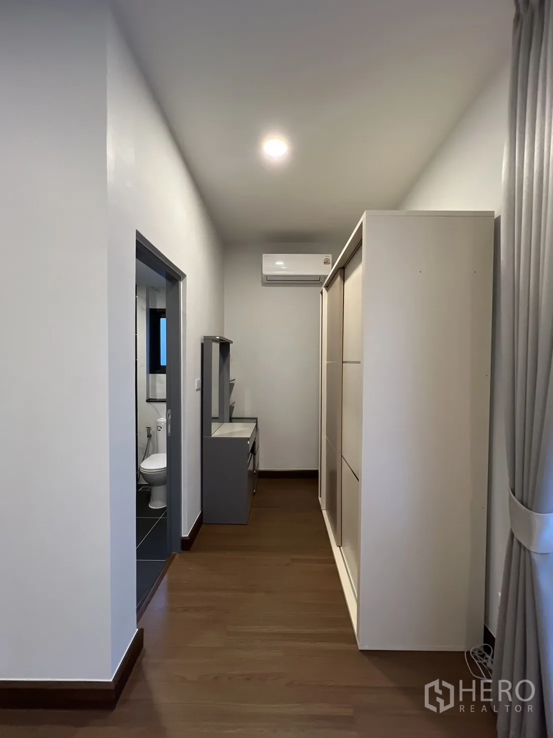 Detached House for rent in Bang Phli, Samut Prakan - Hallway to bathroom with wardrobes and dressing table.