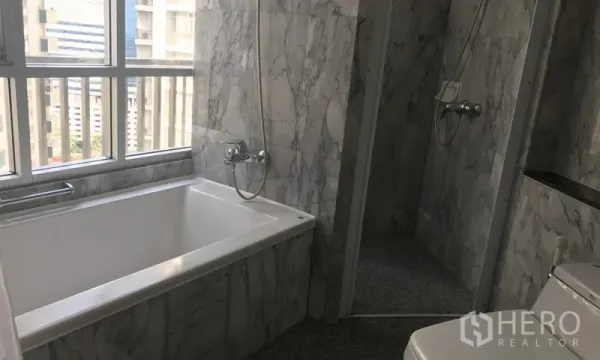 房间 出租在Watthana, Bangkok - 大理石卫浴，设浸泡浴缸、独立淋浴与城市景观窗。
