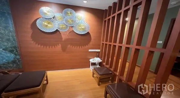 Retail Space for rent - Cozy waiting area with wooden lattice divider, benches, wall art and wood floors.