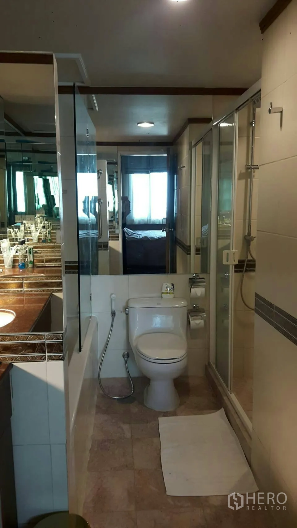 คอนโด ให้เช่าในPathum Wan, Bangkok - ห้องน้ำสมัยใหม่ พร้อมตู้ชาวเวอร์กระจก อ่างอาบน้ำ โถสุขภัณฑ์ และกระจกบานใหญ่