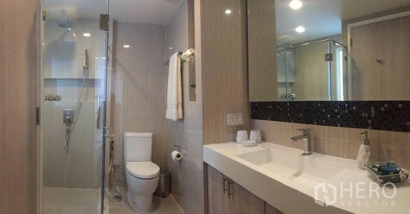 คอนโด ให้เช่าในWatthana, Bangkok - ห้องน้ำสไตล์โมเดิร์น พร้อมฝักบัวแบบกระจกกั้น โถสุขภัณฑ์ และอ่างล้างหน้าทรงยาว