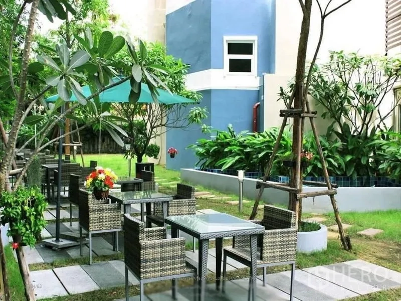 อาคารพาณิชย์ ให้เช่าหรือขายในKhlong Toei, Bangkok - ลานสวนกลางแจ้งมีโต๊ะหวาย ร่ม และต้นไม้ร่มรื่นข้างอาคาร