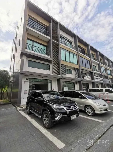 สำนักงานที่บ้าน ให้เช่าในPrawet, Bangkok - อาคารโฮมออฟฟิศ 3 ชั้นสมัยใหม่พร้อมที่จอดรถหน้าอาคาร ในย่านประเวศ กรุงเทพฯ