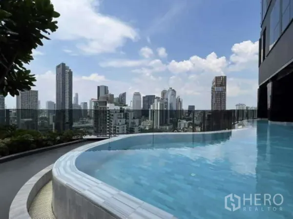 公寓 出租在Khlong Toei, Bangkok - 屋顶无边际泳池，尽享全景城市天际线。