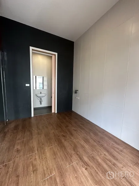 带办公室的家 出租在Watthana, Bangkok - 紧凑办公室，木地板，带独立卫生间入口。