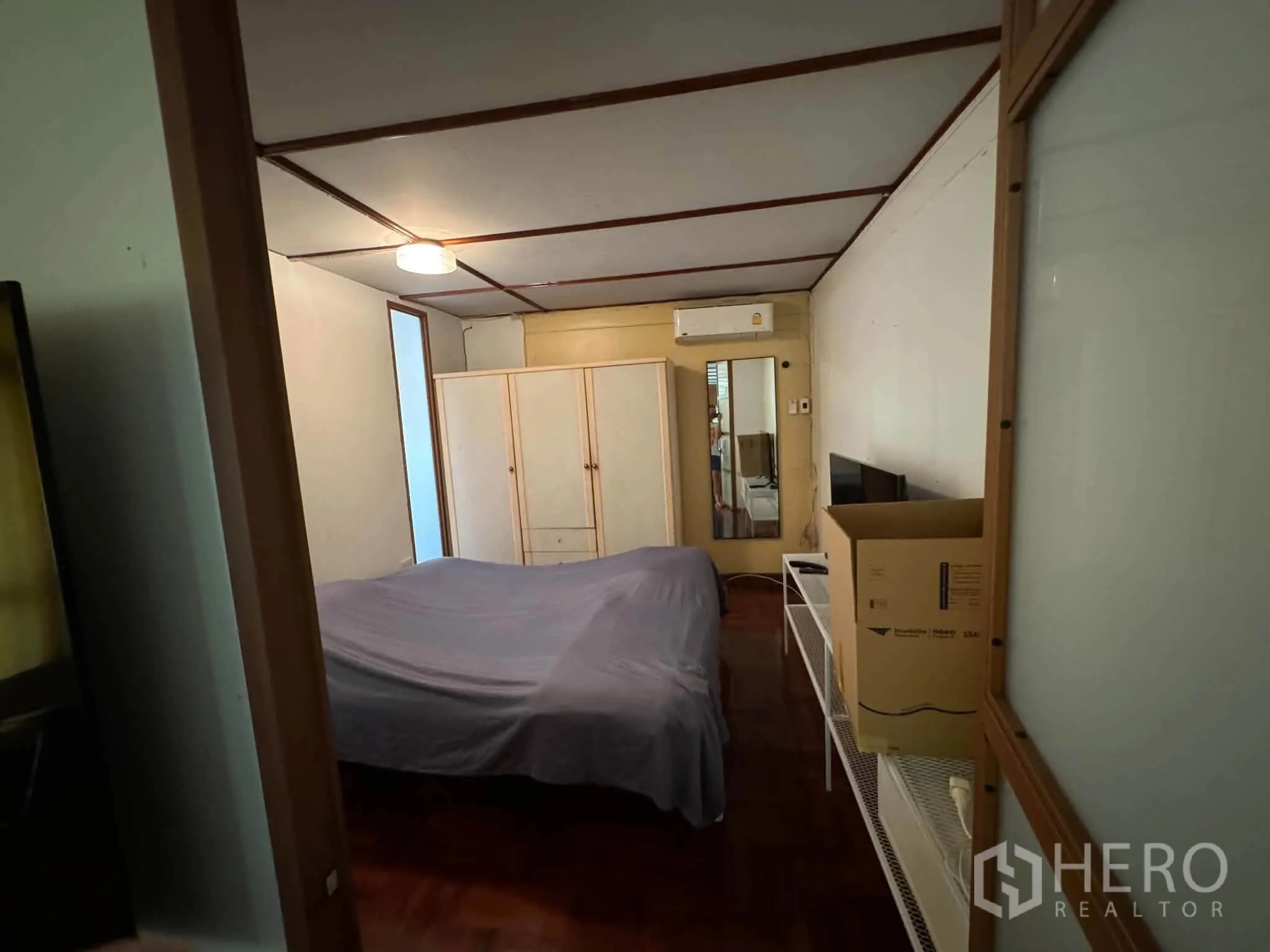 บ้านเดี่ยว for rent or sale in Mueang Samut Prakan, Samut Prakan - ห้องนอนพร้อมตู้เสื้อผ้า เครื่องปรับอากาศ และทีวี