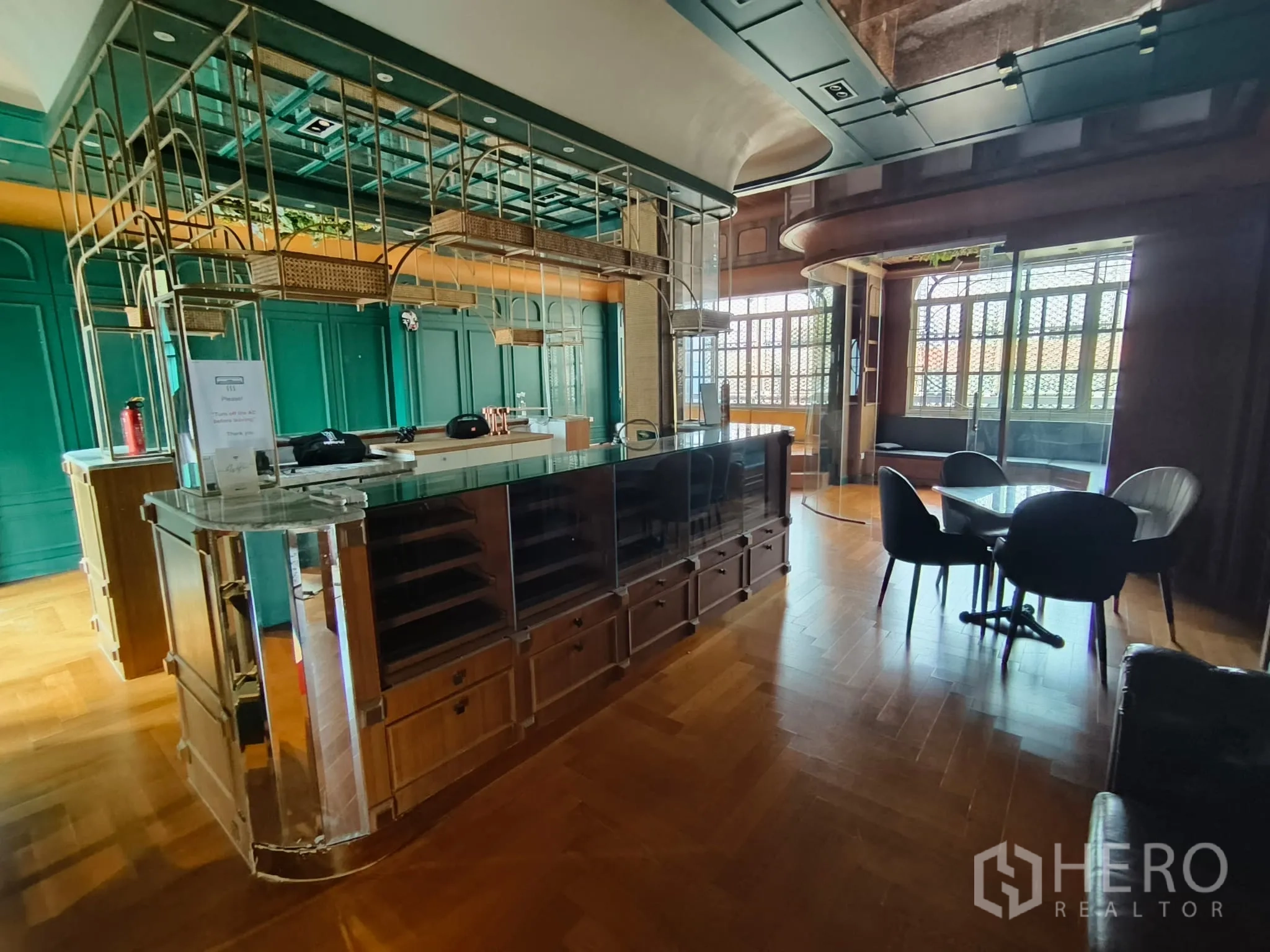 店屋 for rent in Watthana, Bangkok - 休闲区带玻璃柜台、金属层架、圆桌和拱形窗。
