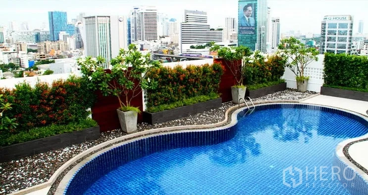 คอนโด ให้เช่าในPathum Wan, Bangkok - สระว่ายน้ำดาดฟ้า พร้อมสวนกระถางและวิวสกายไลน์กรุงเทพฯ