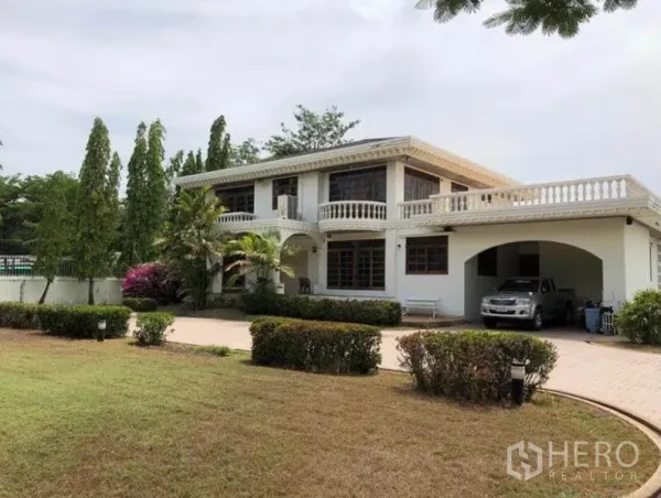 บ้าน ขายในMueang Samut Prakan, Samut Prakan - บ้านเดี่ยว 2 ชั้นพร้อมระเบียง โรงจอดรถ และสนามหญ้ากว้าง ในโซนเทพารักษ์