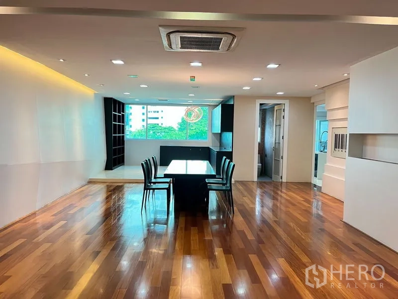 公寓 出租在Khlong Toei, Bangkok - 开放式餐区，餐桌、嵌入式空调，落地窗望绿景。