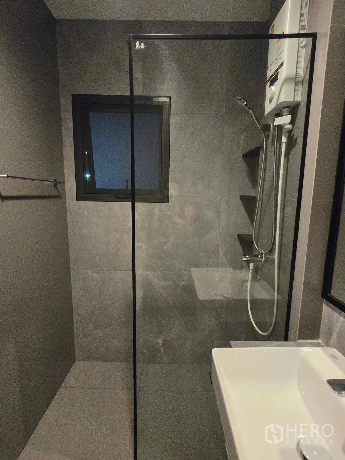 บ้าน for rent or sale in Bang Phli, Samut Prakan - ห้องน้ำสไตล์โมเดิร์น พร้อมตู้กระจกกั้นอาบน้ำ และผนังหินโทนเข้ม