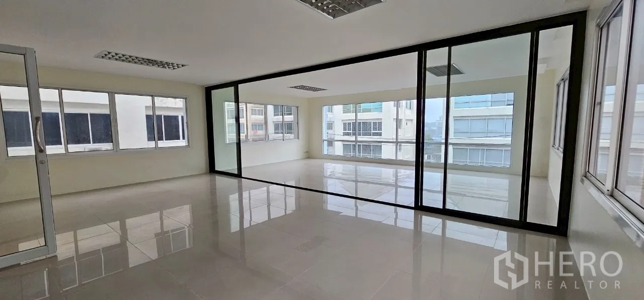 办公空间 出租在Bueng Kum, Bangkok - 开放式办公楼层，亮面地砖与宽幅窗户。
