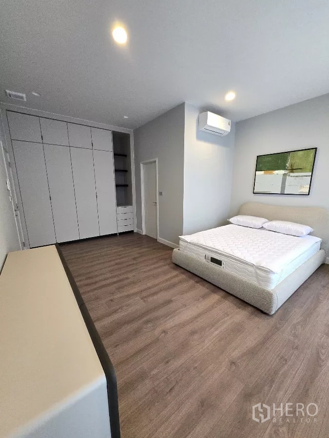 บ้าน ให้เช่าในBang Phli, Samut Prakan - ห้องนอนสว่าง ตู้บิวท์อิน แอร์ และพื้นไม้