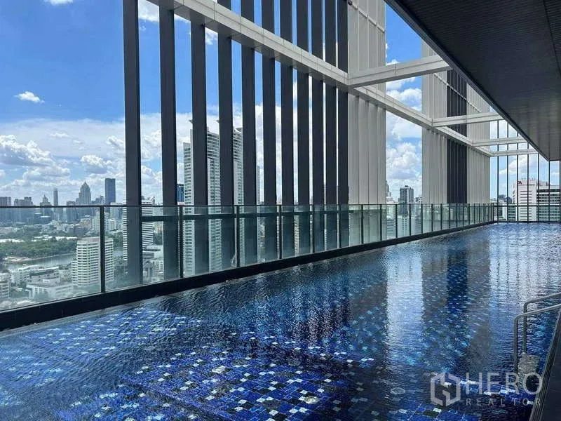 คอนโด ให้เช่าหรือขาย - สระว่ายน้ำดาดฟ้าปูโมเสก พร้อมราวกระจก มองวิวสกายไลน์กรุงเทพฯ แบบพาโนรามา