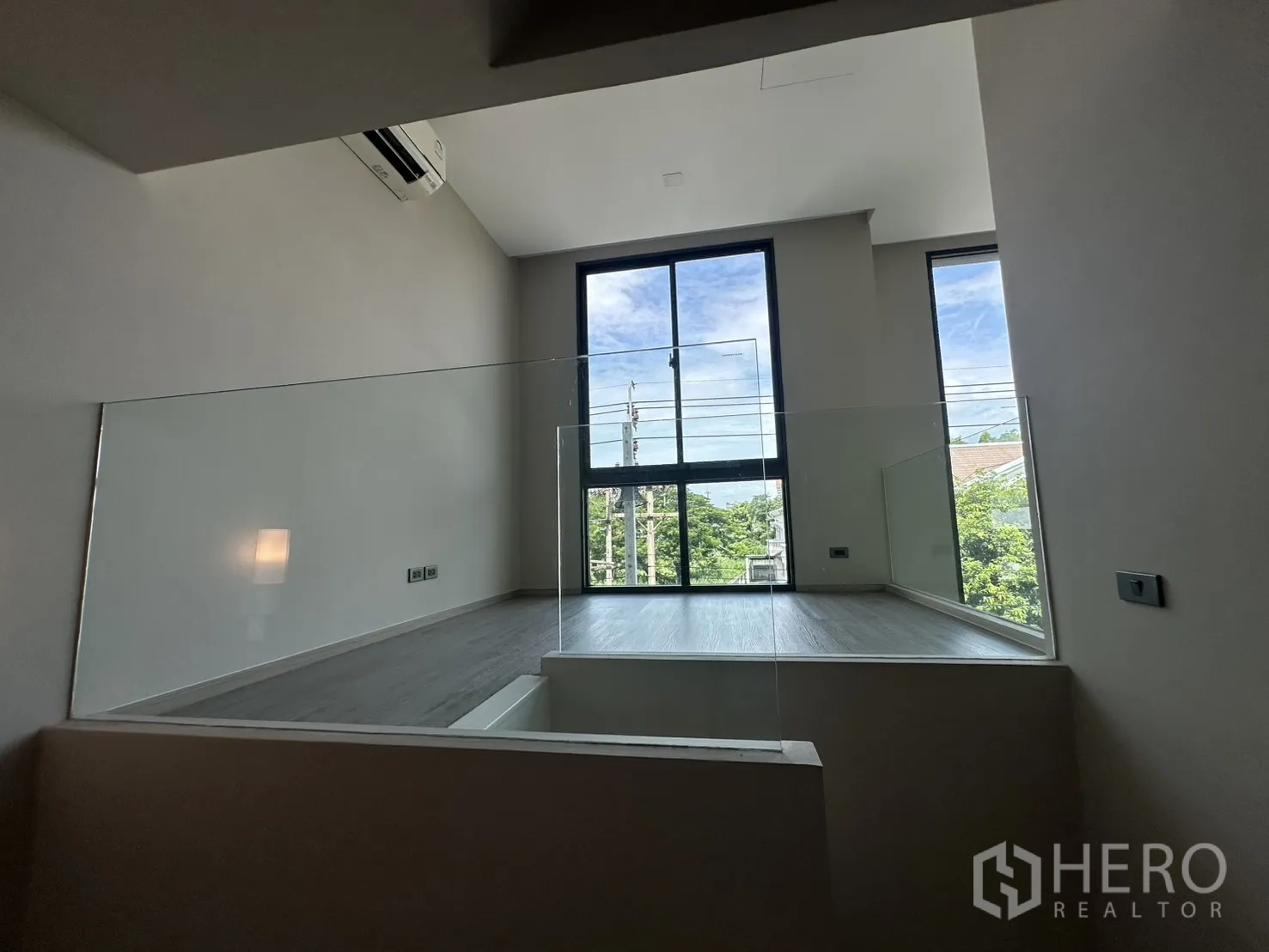 家庭办公室 for rent or sale in Suan Luang, Bangkok - 夹层平台配玻璃栏板与高窗。