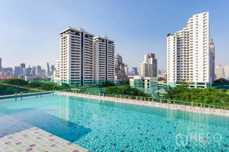 公寓 出租或出售在Watthana, Bangkok - 屋顶泳池俯瞰天际线，位于瓦塔那蓬蓬区。