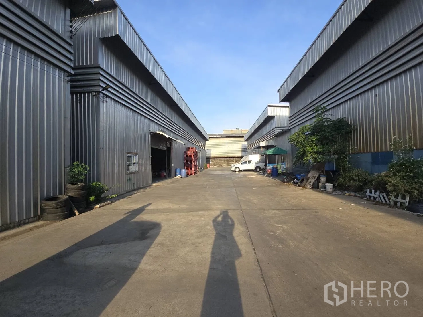仓库 for rent in Bang Phli, Samut Prakan - 仓库建筑之间的外部通道，可供卡车通行与装卸。