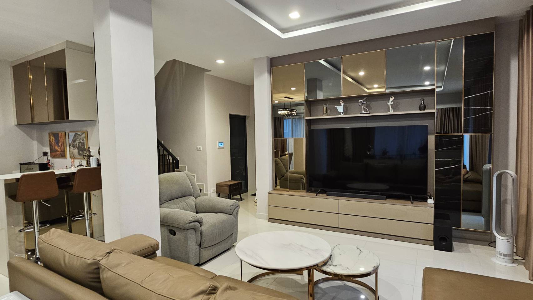 Detached House for rent in Saphan Sung, Bangkok - Living room with large TV feature wall, bar counter and recliner.