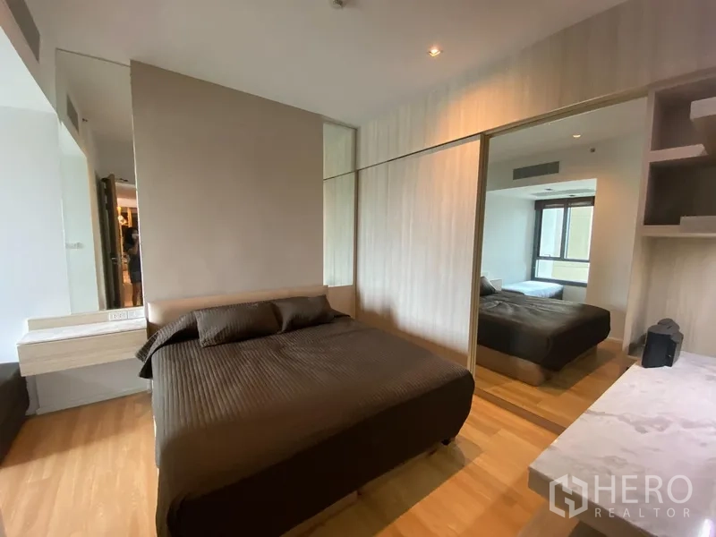 公寓 出租在Yan Nawa, Bangkok - 次卧配双人床与大面积镜面衣柜。
