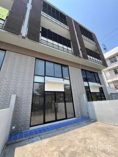 带办公室的家 出租在Bang Kapi, Bangkok - Home Office一层玻璃门店立面与铺砖入口细节。
