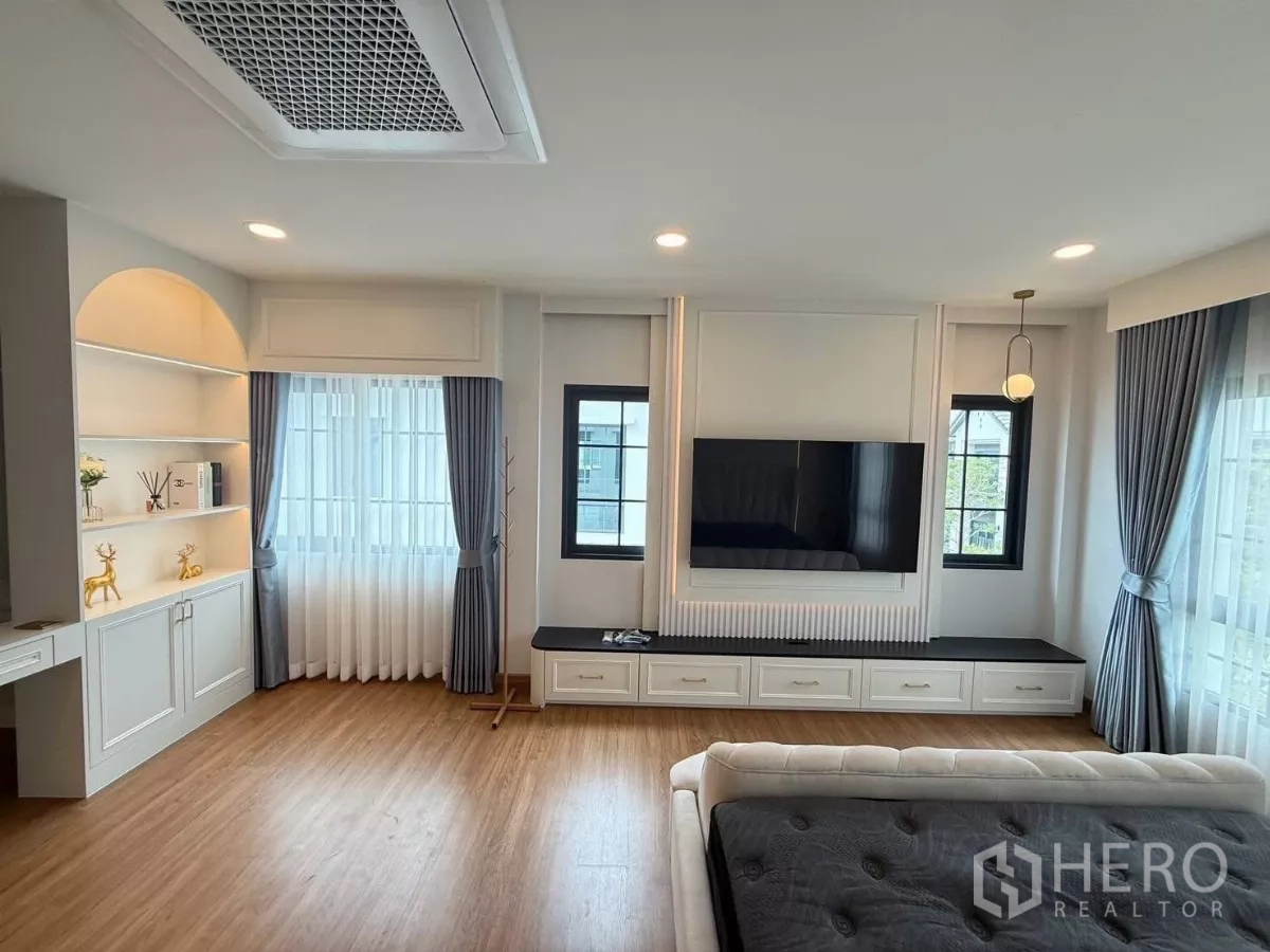 Detached House for rent in Bang Phli, Samut Prakan - Spacious upper living room with corner windows, sheer curtains and custom cabinetry.