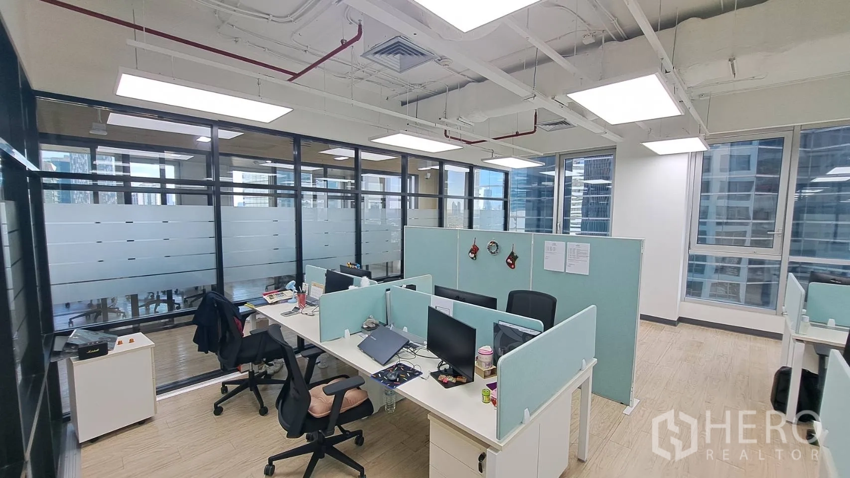 办公空间 出租在Yan Nawa, Bangkok - 六人团队格子间，旁有大窗采光