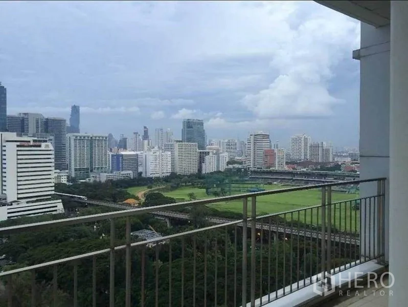 公寓 出售在Pathum Wan, Bangkok - 高层阳台俯瞰皇家曼谷体育俱乐部与城市天际线。