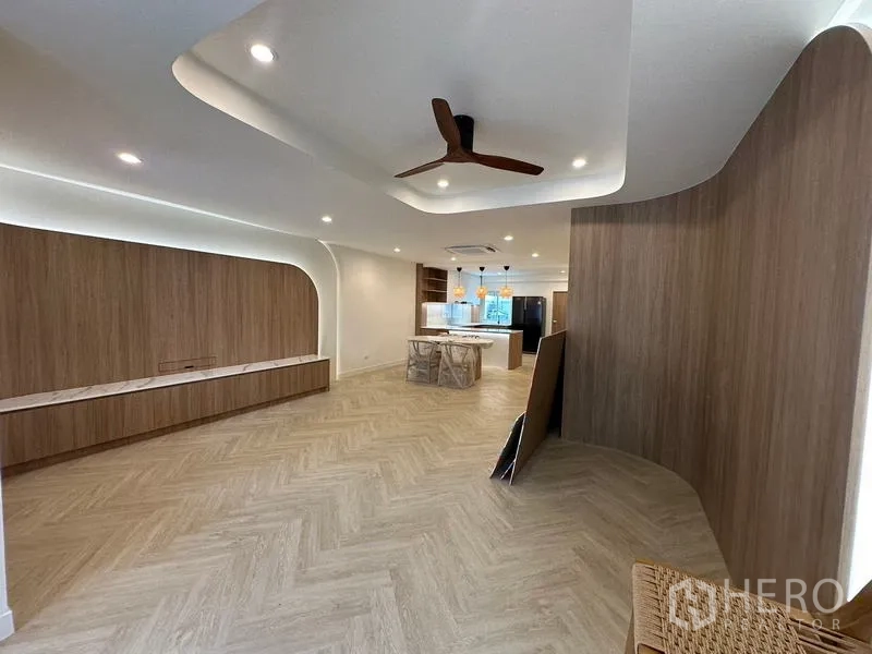 带办公室的家 出租在Khlong Toei, Bangkok - 开放式客厅，造型吊顶与风扇，视线延伸至厨房。