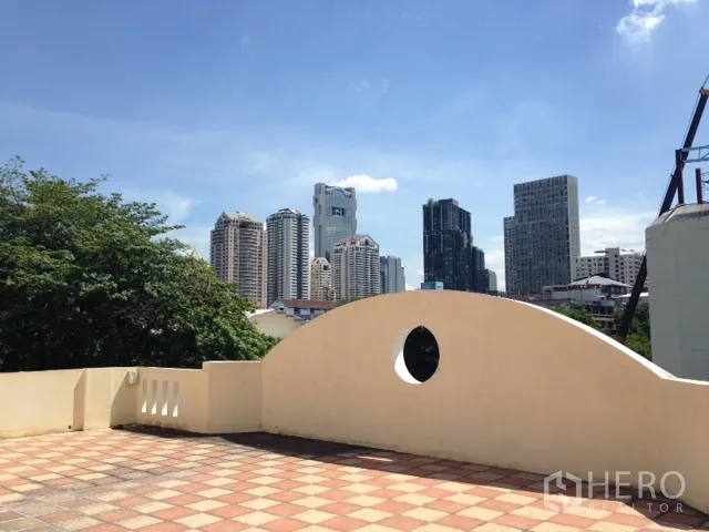 独立式住宅 出租在Bang Rak, Bangkok - 屋顶露台铺砖地面，可远眺曼谷天际线。