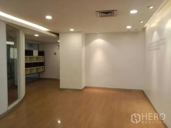 สำนักงาน ให้เช่าในWatthana, Bangkok - โซนล็อบบี้หรือพักคอย พื้นไม้และไฟดาวน์ไลท์ ผนังสีขาวสะอาด
