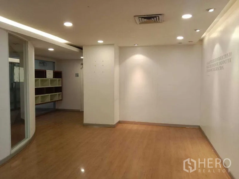 สำนักงาน ให้เช่าในWatthana, Bangkok - โซนล็อบบี้หรือพักคอย พื้นไม้และไฟดาวน์ไลท์ ผนังสีขาวสะอาด