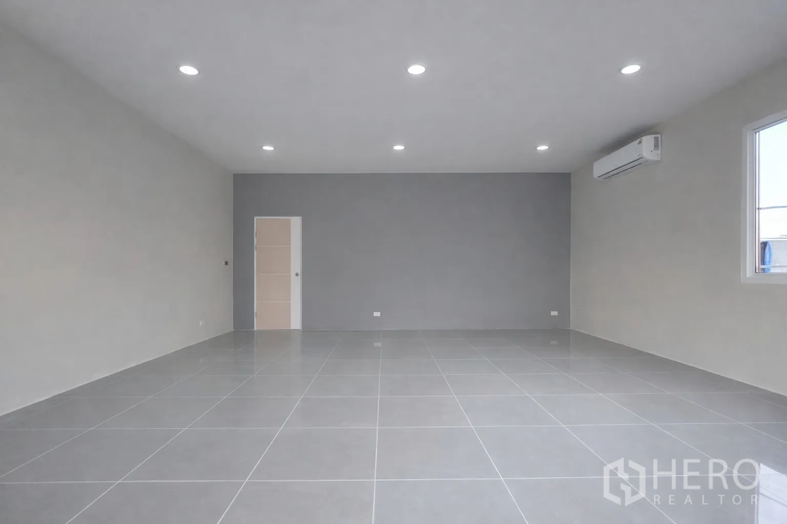 โกดัง for rent in Bang Kapi, Bangkok - พื้นที่สำนักงานโล่งกว้างปูกระเบื้อง พร้อมเครื่องปรับอากาศและไฟฝังฝ้า