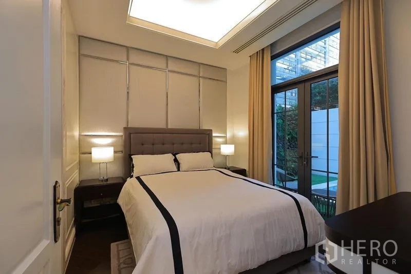 独立式住宅 出租或出售在Watthana, Bangkok - 客卧带花园门，吊顶照明。