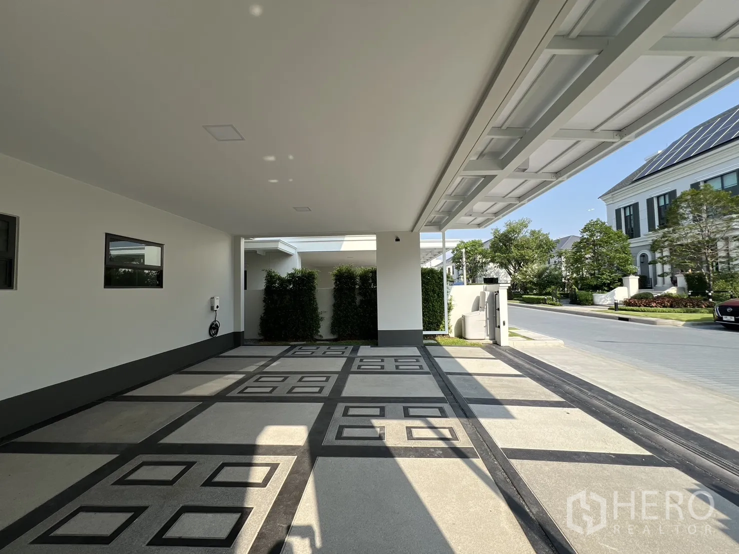 独栋房屋 for rent in Bang Phli, Samut Prakan - 带顶车库，几何地面铺装，通向安静街道。