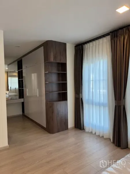 独立式住宅 出租在Bang Phli, Samut Prakan - 步入式更衣区，内置衣柜、开放搁架与梳妆台，临落地窗。