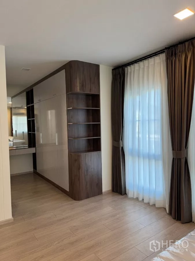 独立式住宅 出租在Bang Phli, Samut Prakan - 步入式更衣区，内置衣柜、开放搁架与梳妆台，临落地窗。