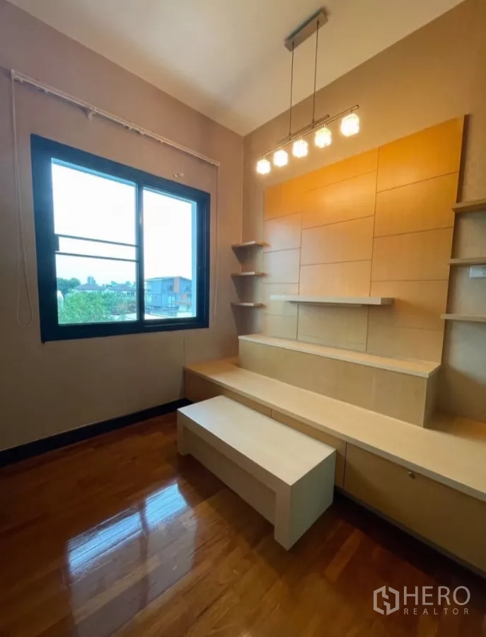 Detached House for rent in Chatuchak, Bangkok - Small study or reading nook with tiered shelves and window view.